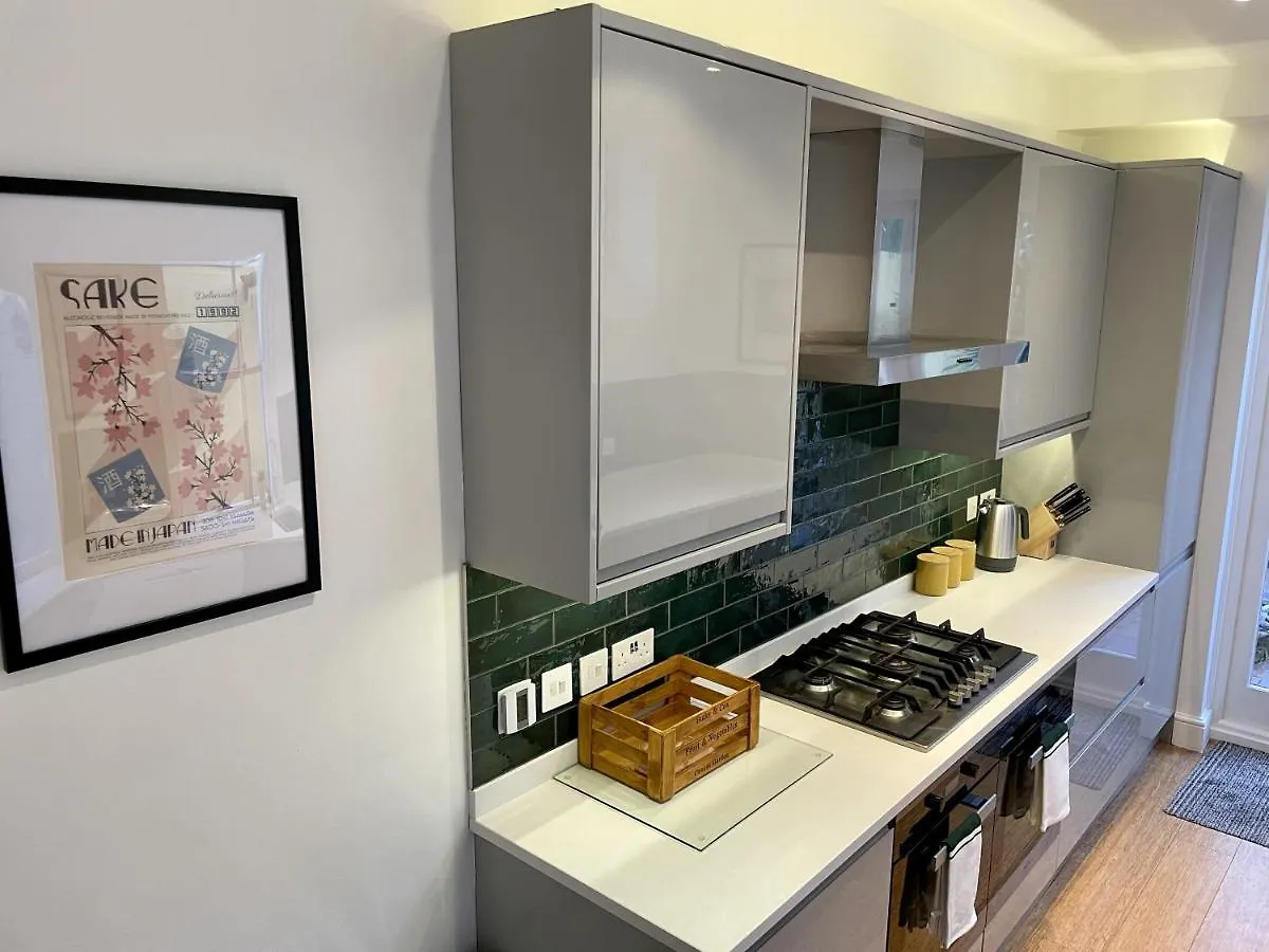Hummingbird House - 3 Double Bedrooms And Free Parking - By Crown Gardens Holiday Homes Brighton