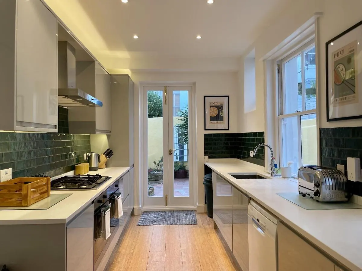 Hummingbird House - 3 Double Bedrooms And Free Parking - By Crown Gardens Holiday Homes Brighton United Kingdom